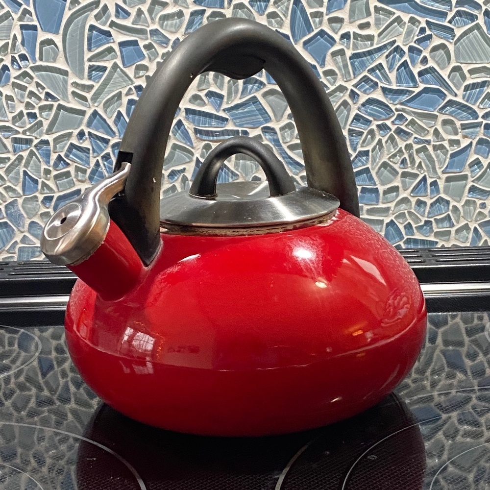 Calphalon I 2-Quart Teakettle I Red I TKE4402